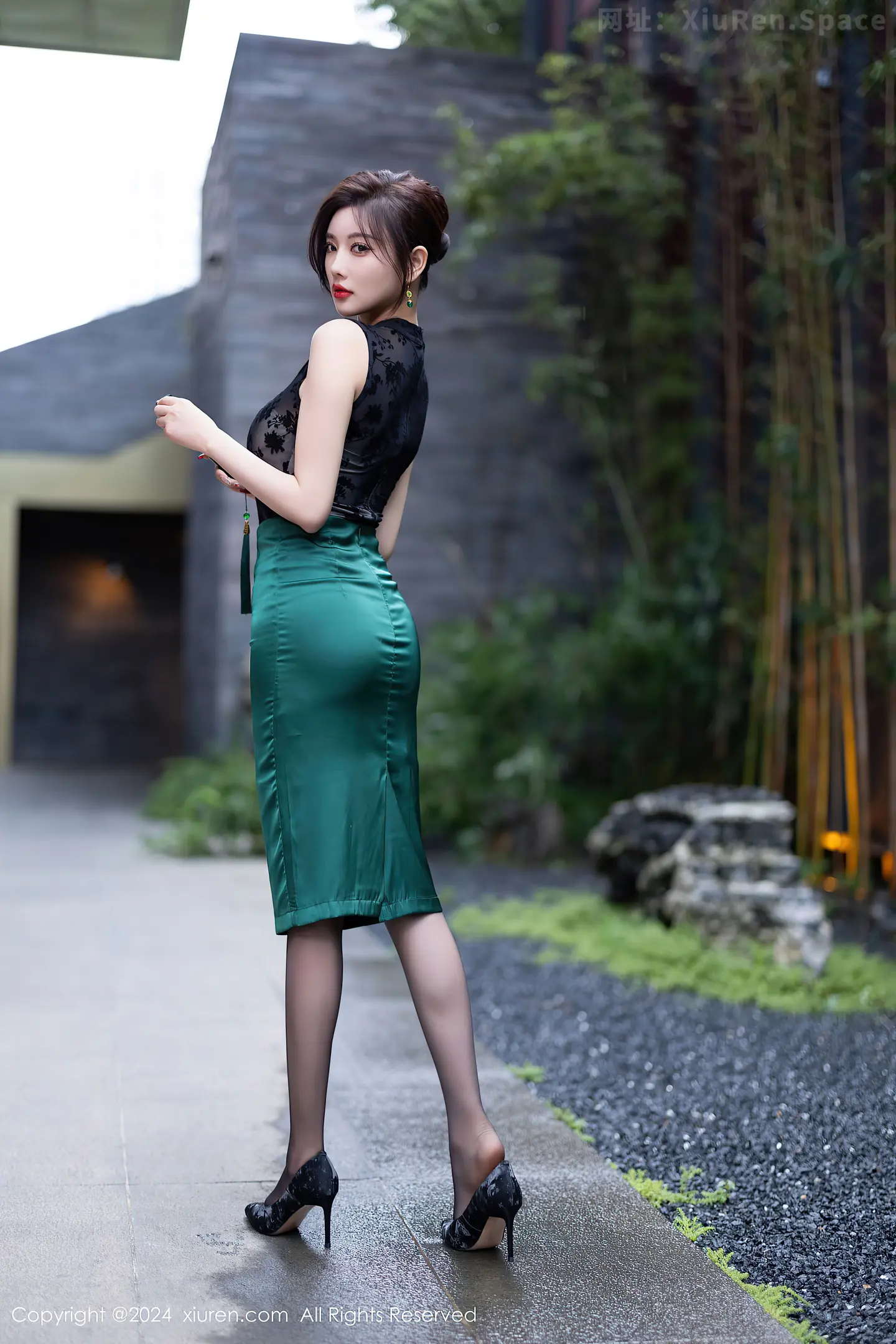 图片[2]-[XiuRen秀人网] VOL.9384 女神杨晨晨Yome性感黑色蕾丝内衣配黑丝袜秀丰腴身材完美写真80P-秀人网官方网站